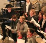 Musiker uns Sänger: schwungvoller Sound beim Gottesdienst