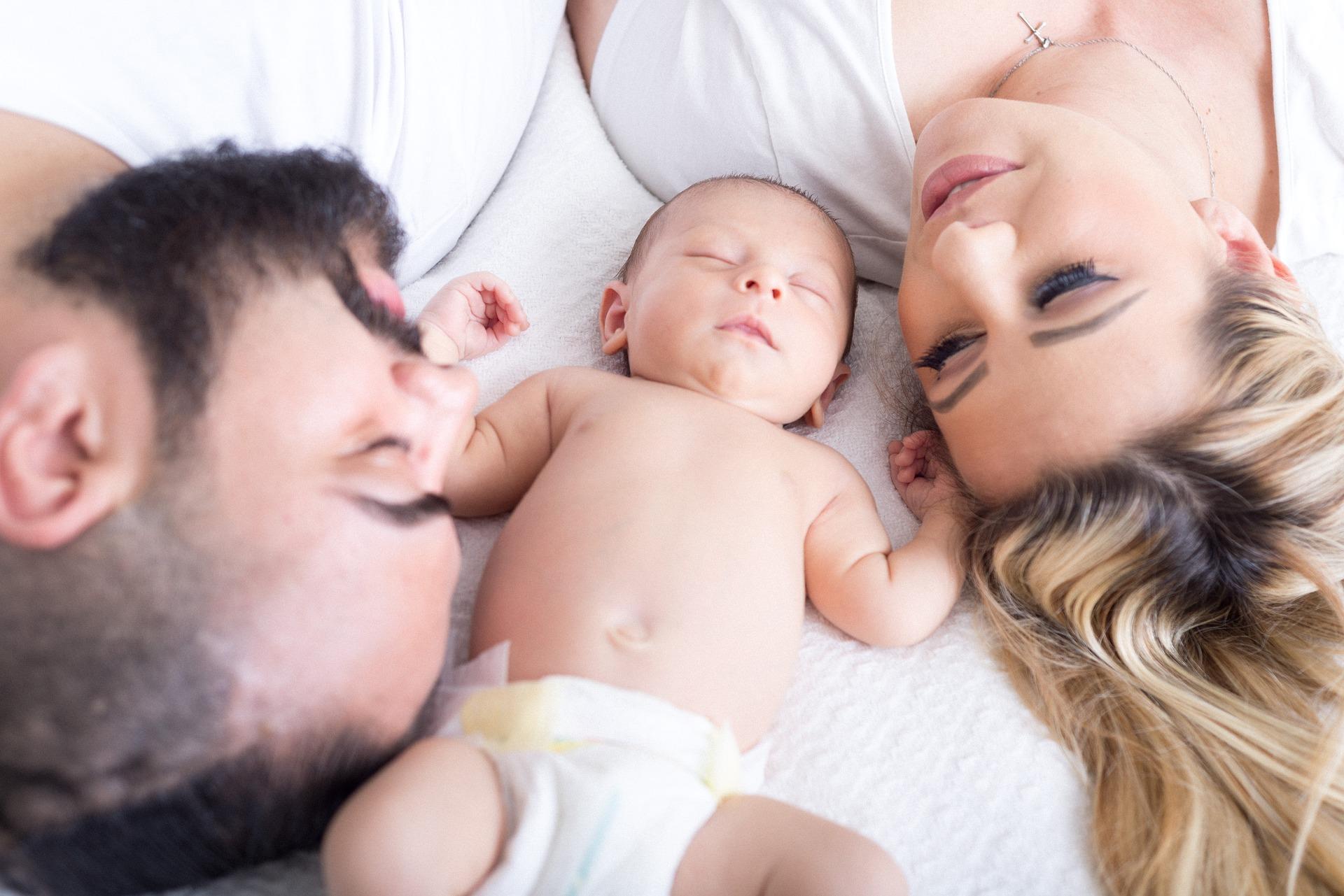 Junge Familie mit Neugeborenem