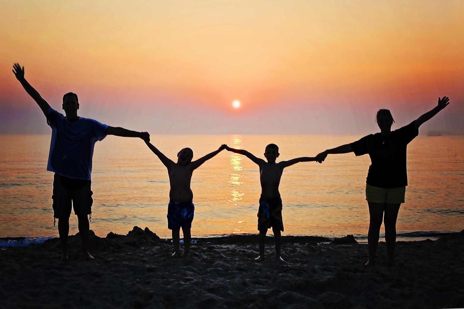 Familie vor Sonnenuntergang