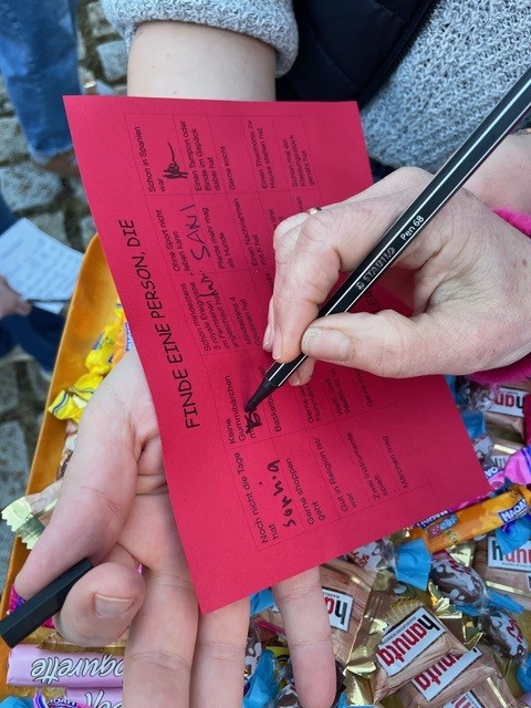 wir spielen zum gegenseitigen Kennenlernen ein Bingospiel