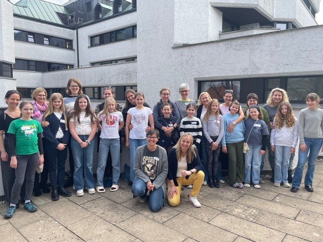 Gruppenfoto mit Müttern und Töchtern und zwei Referentinnen im Vordergrund