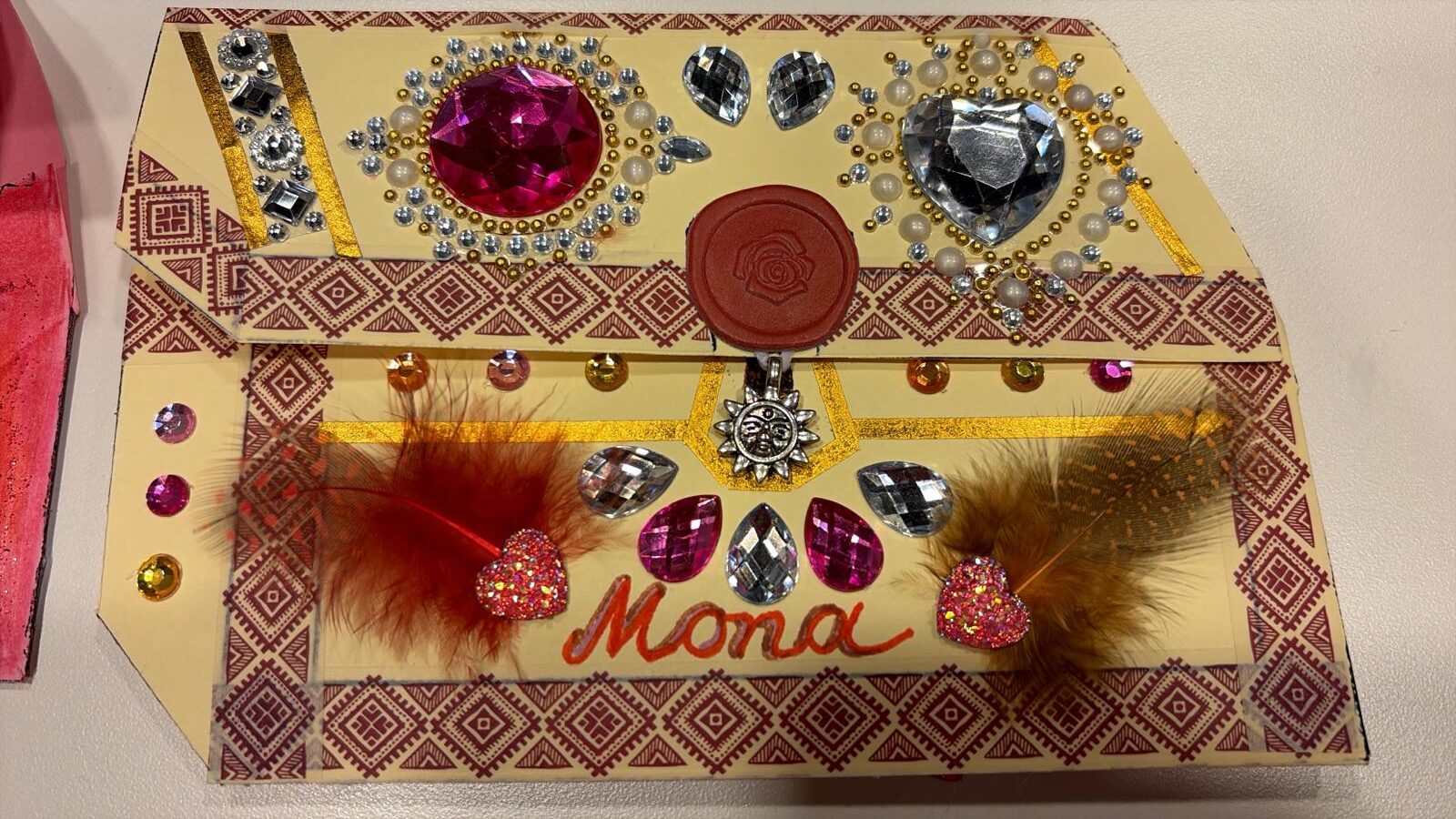 Schatzkästchen selbst gebastelt und mit Glitzersteinen, Fesern und Borten verziert